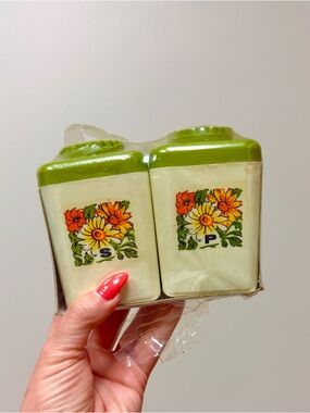 70s Vintage 🌼 NOS Sterilite Groovy Floral Shaker Set
